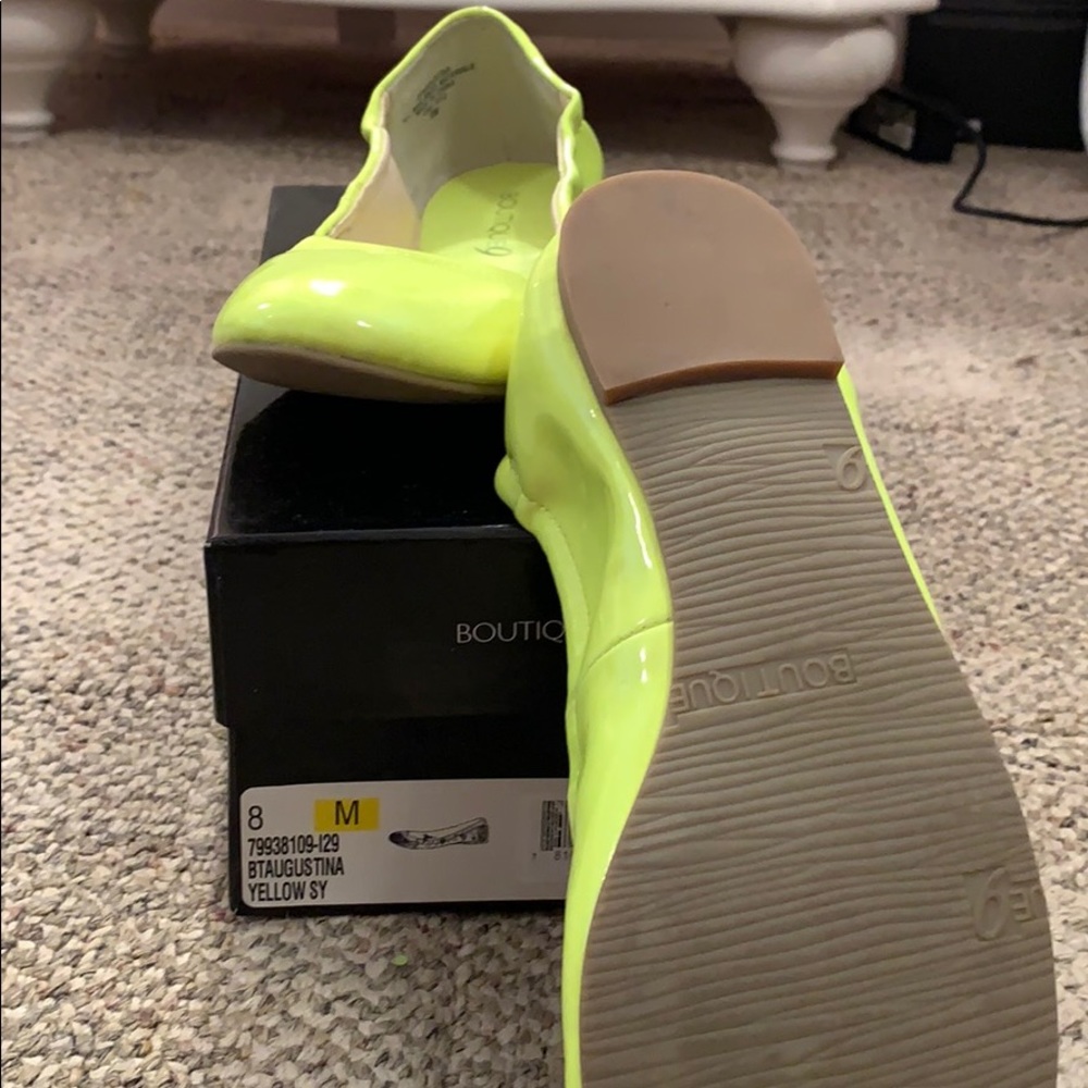 Selling yellow flats size 8 Boutique 9